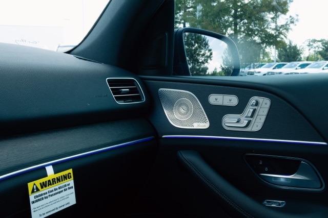 Vehicle image 17 of 19