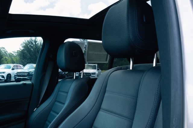 Vehicle image 9 of 19