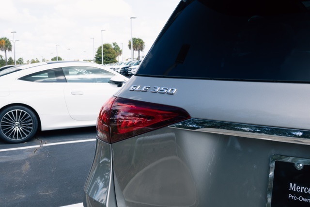 Vehicle image 13 of 19