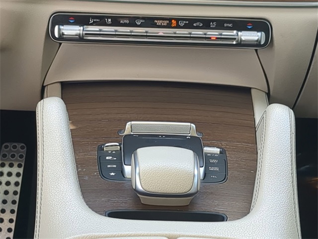 Vehicle image 33 of 35