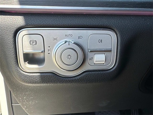 Vehicle image 21 of 27