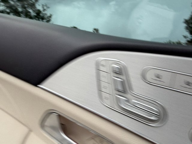 Vehicle image 32 of 36