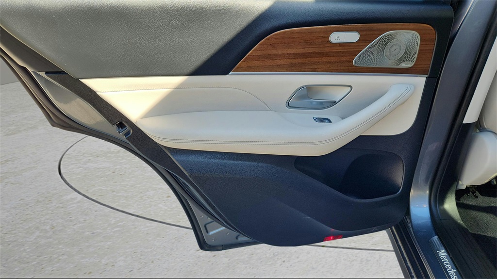 Vehicle image 22 of 36