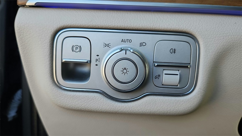 Vehicle image 28 of 36