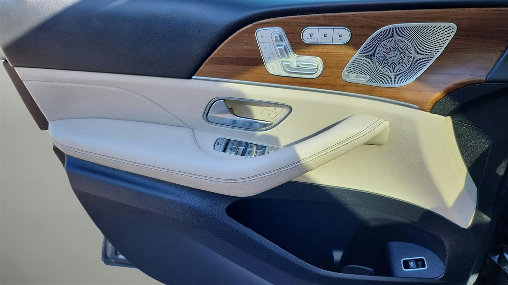 Vehicle image 18 of 36