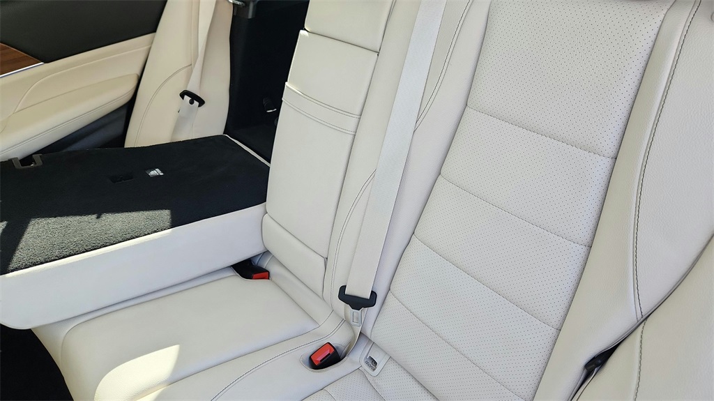 Vehicle image 21 of 36
