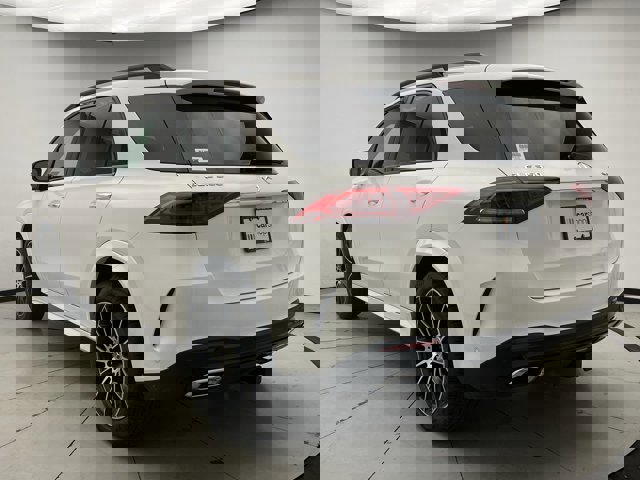 Vehicle image 7 of 36