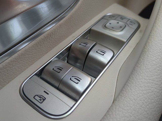 Vehicle image 31 of 33