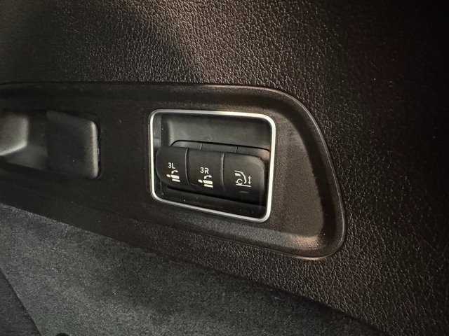 Vehicle image 27 of 32