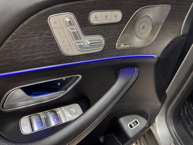 Vehicle image 23 of 32