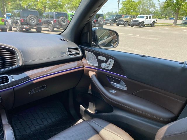 Vehicle image 43 of 62