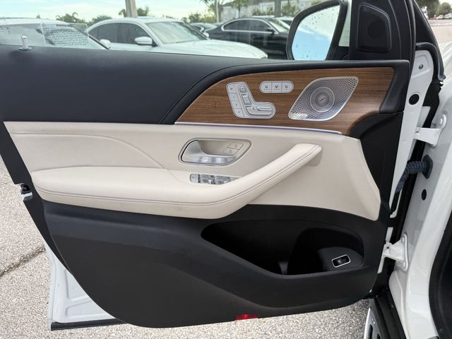 Vehicle image 24 of 32