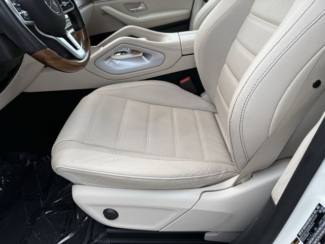 Vehicle image 27 of 32
