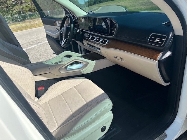 Vehicle image 15 of 21
