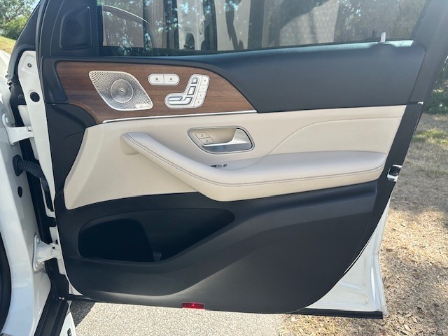 Vehicle image 14 of 21