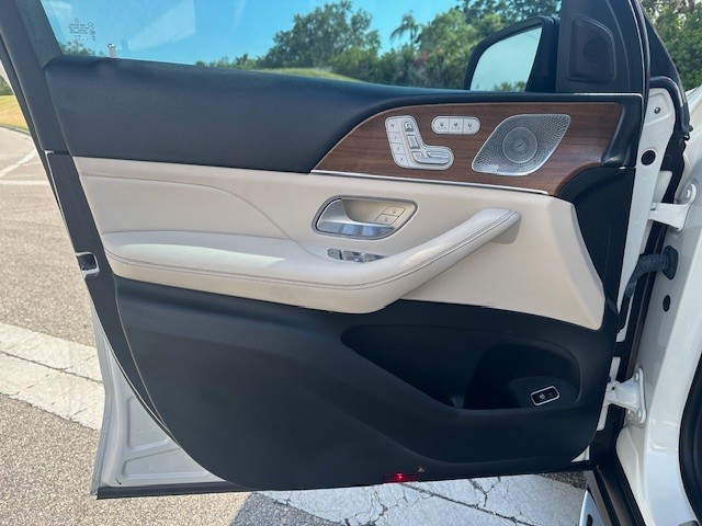 Vehicle image 10 of 21