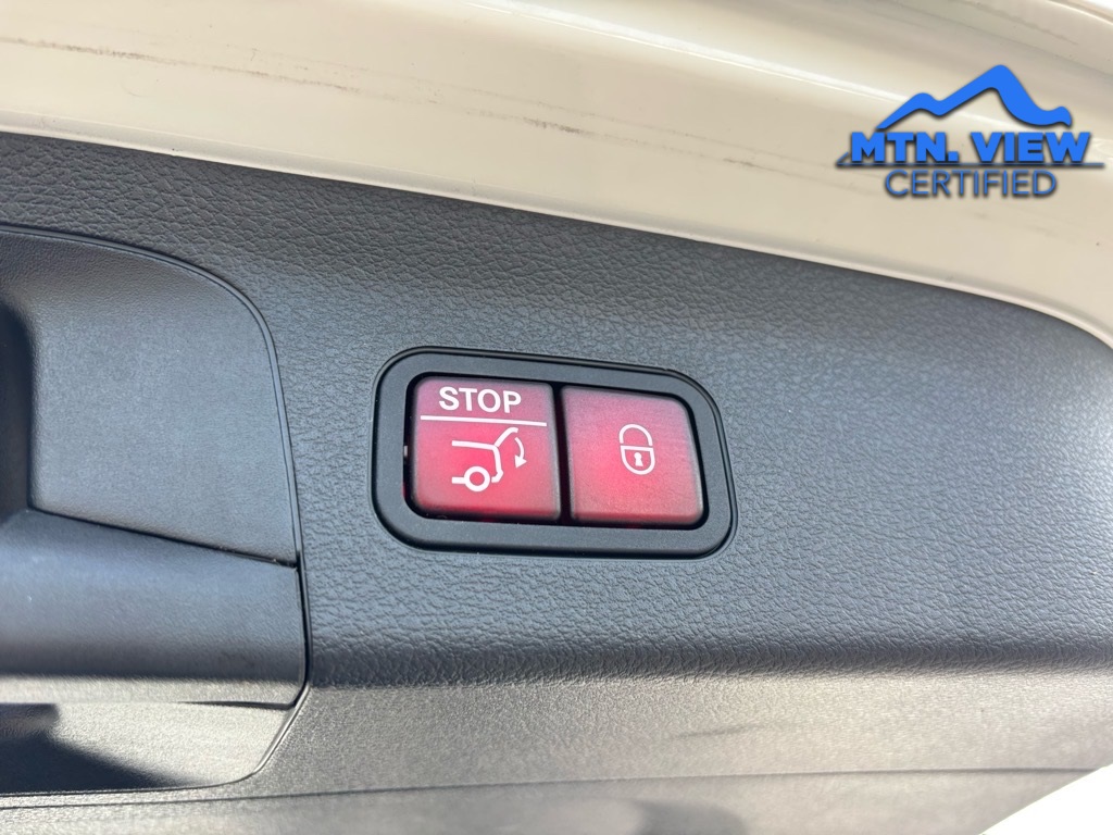 Vehicle image 23 of 32