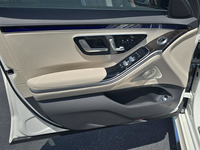 Vehicle image 18 of 28