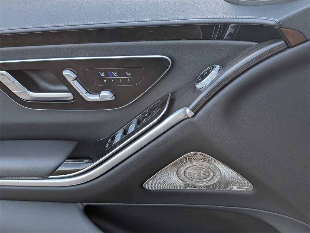 Vehicle image 18 of 24