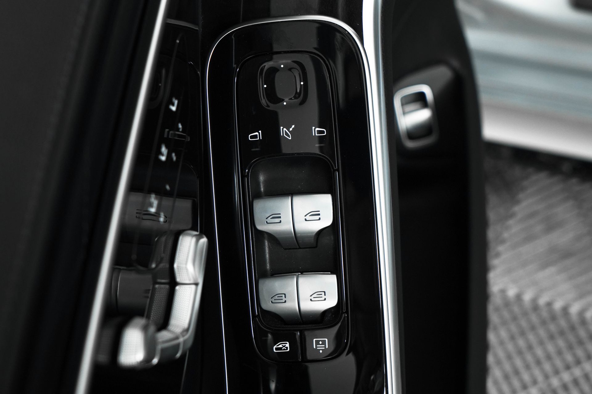 Vehicle image 32 of 40