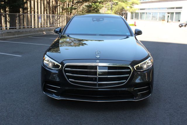 2022 Mercedes-Benz S-Class 580 Image 2 of 38