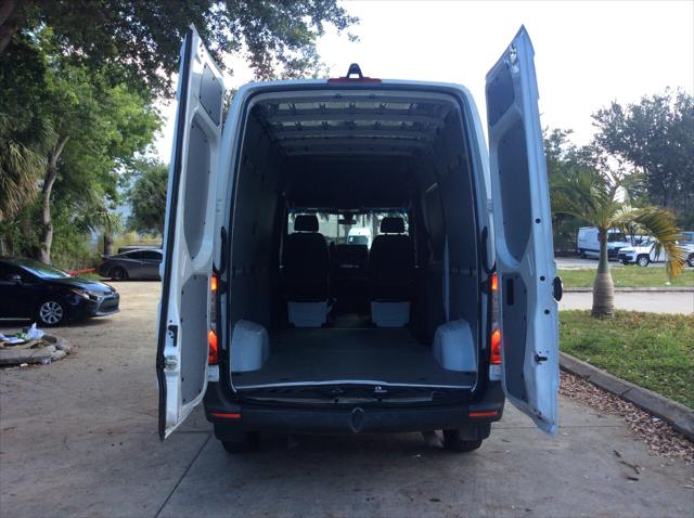 Vehicle image 15 of 27
