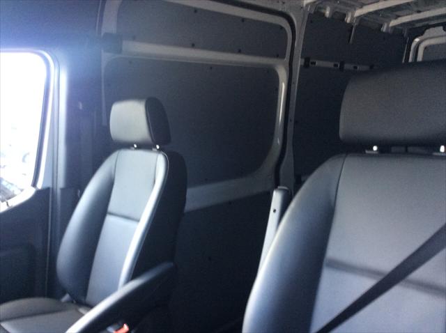 Vehicle image 13 of 27