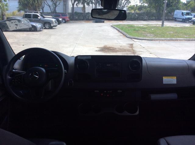 Vehicle image 17 of 27