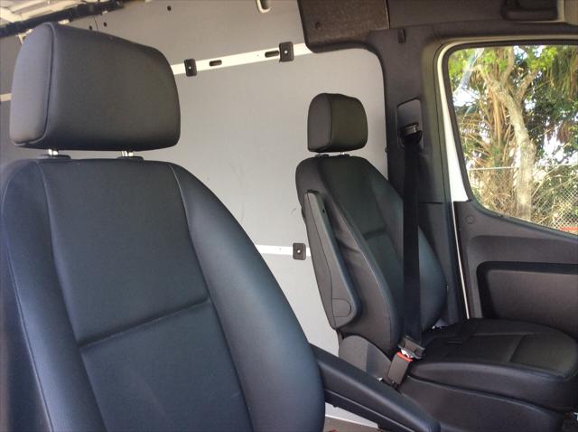 Vehicle image 21 of 27