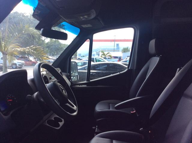 Vehicle image 10 of 27