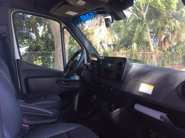 Vehicle image 20 of 27