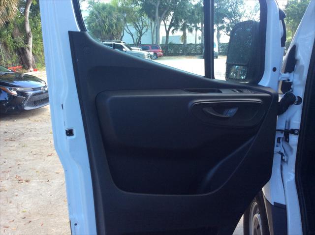 Vehicle image 8 of 27
