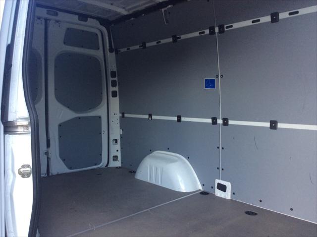 Vehicle image 16 of 27