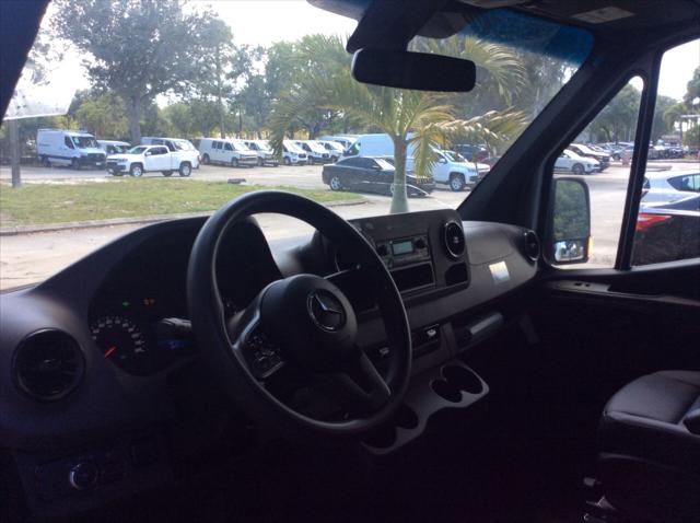 Vehicle image 11 of 27