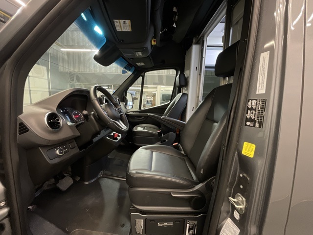 Vehicle image 10 of 42