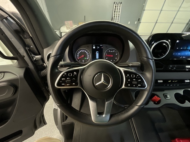 Vehicle image 11 of 42