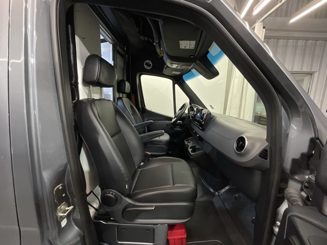 Vehicle image 23 of 42
