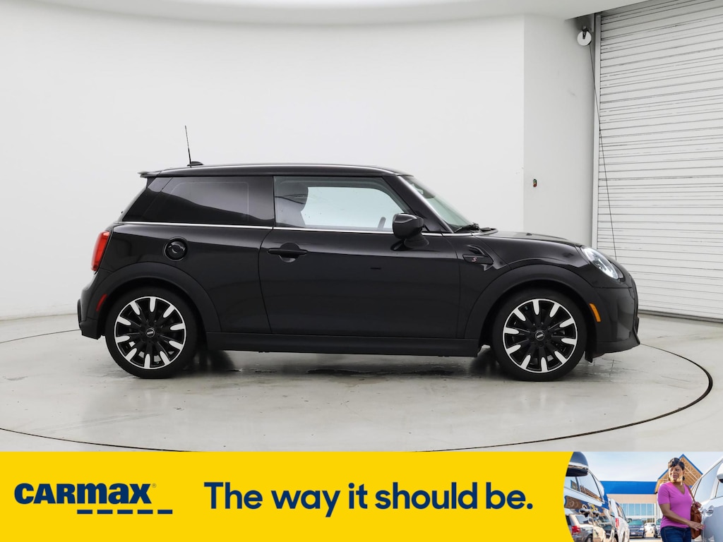 Vehicle image 4 of 30