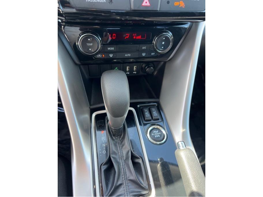 Vehicle image 17 of 25