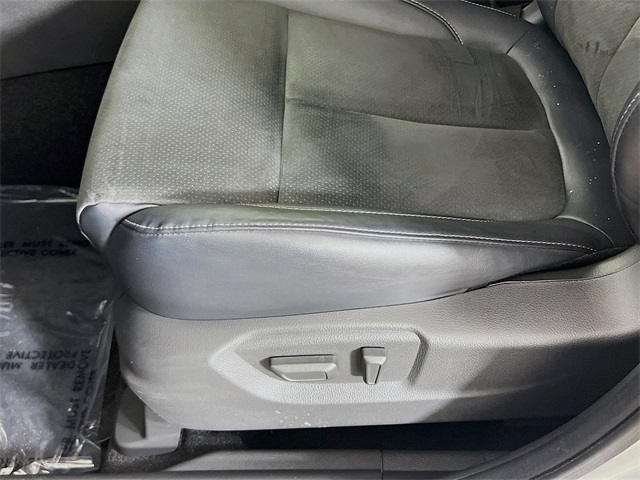 Vehicle image 19 of 33