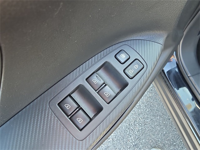 Vehicle image 21 of 24