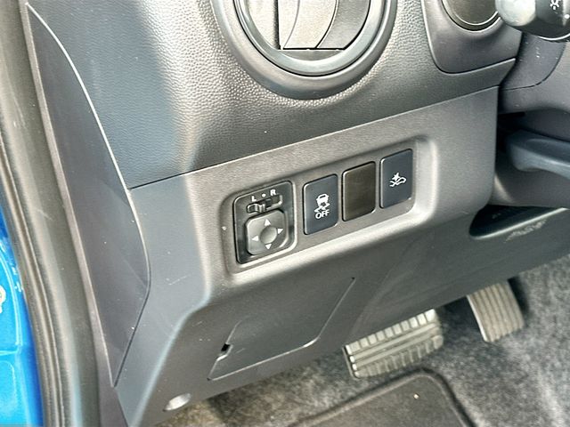 Vehicle image 28 of 32