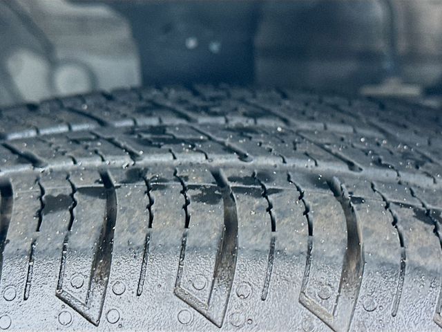 Vehicle image 10 of 32