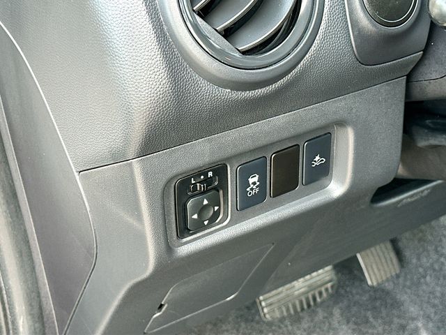 Vehicle image 25 of 32
