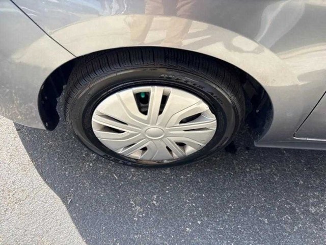 Vehicle image 13 of 15