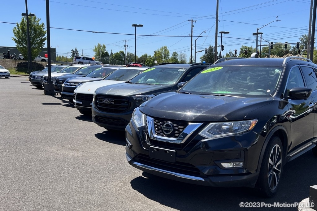 Vehicle image 28 of 32