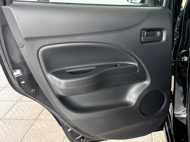 Vehicle image 21 of 31