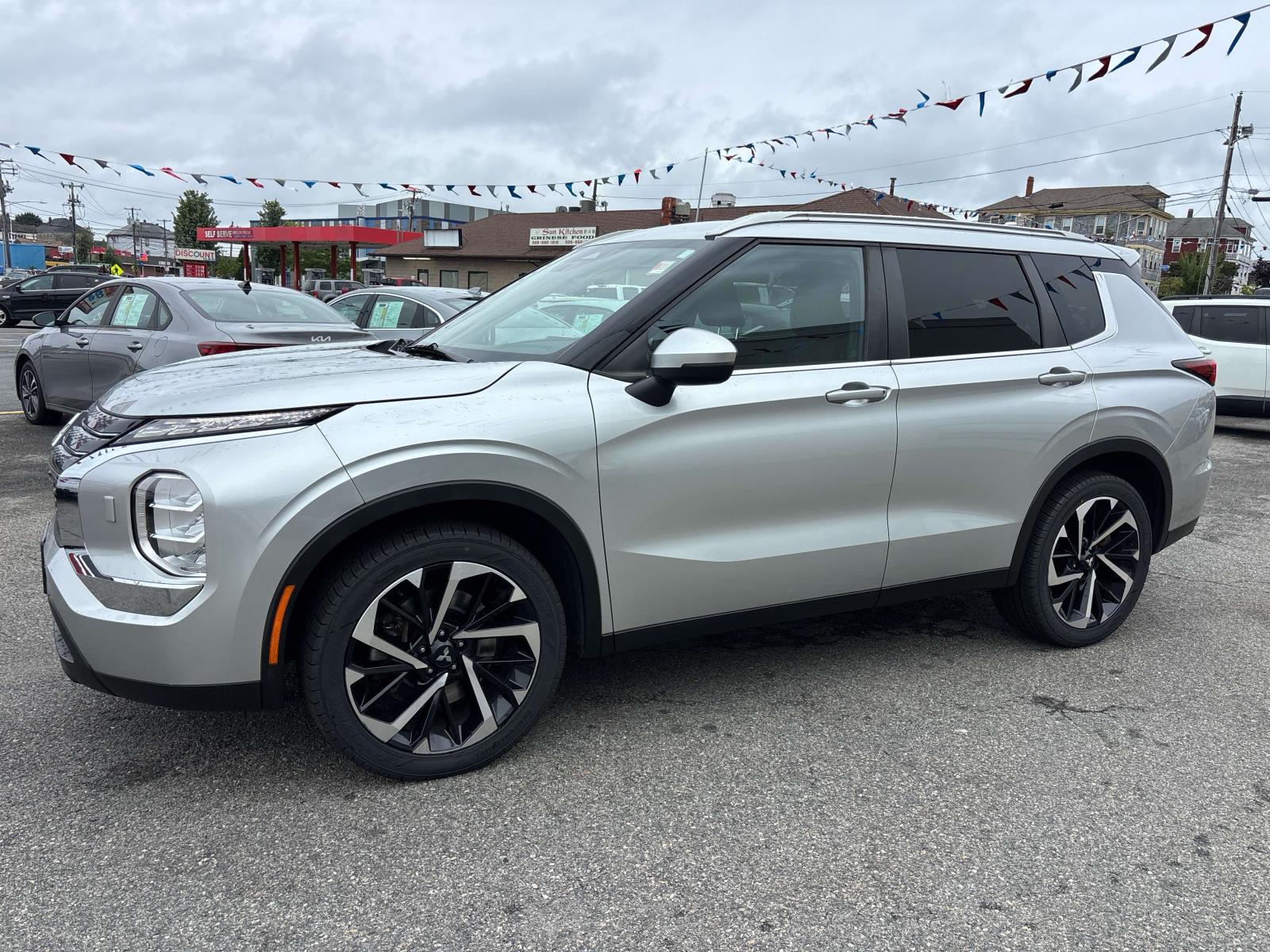 2022 Mitsubishi Outlander ES Image 2 of 30