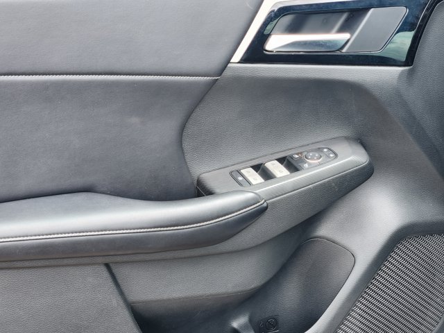 Vehicle image 18 of 22