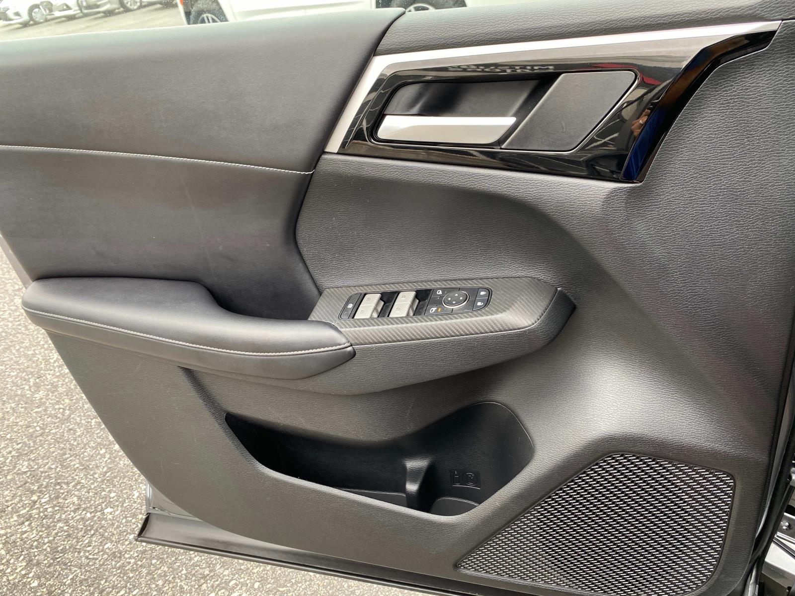 Vehicle image 23 of 29